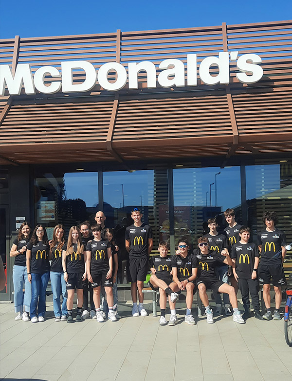 CUS Udine Triathlon davanti allo sponsor McDonalds